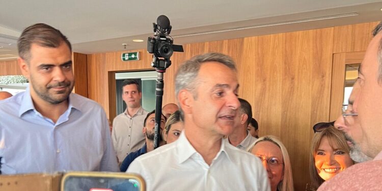 Ο Μητσοτάκης στην καθιερωμένη συνάντηση με τους δημοσιογράφους – Τι είπε για τα μέτρα και τα σχόλια για Τρίπρα και Καμμένο