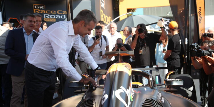 Ο Κυριάκος Μητσοτάκης έμεινε εντυπωσιασμένος από μονοθέσιο της Formula 1 στη ΔΕΘ: «Εάν μπω εδώ δεν θα ξαναβγώ, ε;»