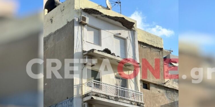 Ηράκλειο: Κατέρρευσε μπαλκόνι και τμήμα τοίχου στο κέντρο της πόλης – Δείτε φωτογραφίες