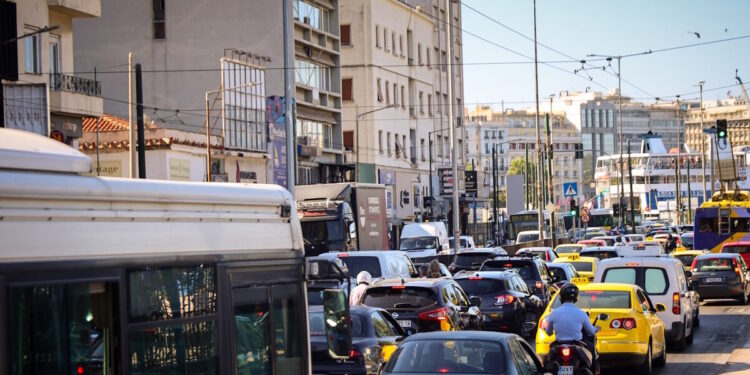 Κίνηση στους δρόμους: Ουρές χιλιομέτρων σε Κηφισό και Κηφισίας – Προβλήματα σε Αττική Οδό και Αθηνών