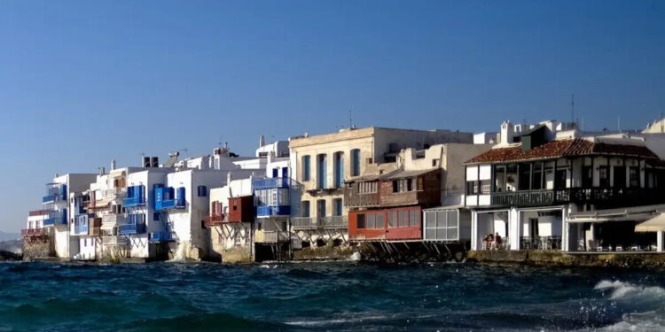 Τραγωδία στη Μύκονο: Ανασύρθηκε νεκρός ένας 68χρονος στην παραλία Κόρφος