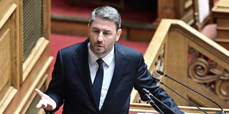 Προβληματισμός στο ΠΑΣΟΚ για το άτυπο δίπλο ανάμεσα σε Μητσοτάκη και Τσίπρα