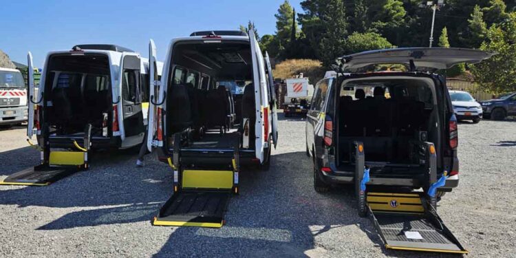 Τρία σύγχρονα οχήματα ΑμεΑ απέκτησε ο Δήμος Ναυπακτίας