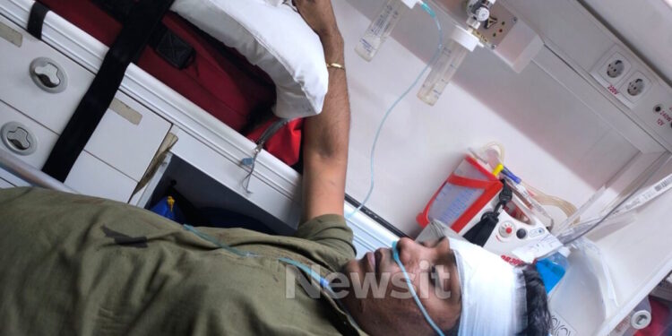 Η στιγμή που ο Παλαιστίνιος έχει αρπάξει το τσαντάκι του 34χρονου πριν τον χτυπήσει με το μπουκάλι στο κεφάλι