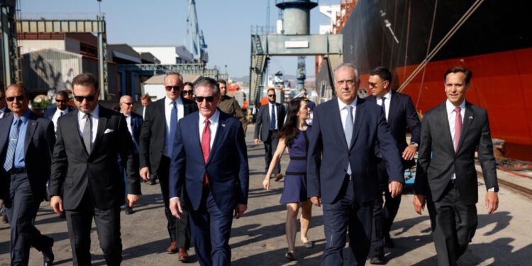 Θεοδωρικάκος: Στρατηγική συνεργασία με τις ΗΠΑ και στη ναυπηγική βιομηχανία – Συνάντηση με τον Αμερικανό ΥΠΕΣ στα Ναυπηγεία Ελευσίνας