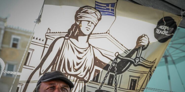 Η κυβέρνηση ανησυχεί για την απεργία πείνας του Πάνου Ρούτσι αλλα επιμένει ότι η Δικαιοσύνη είναι αρμόδια για την εκταφή