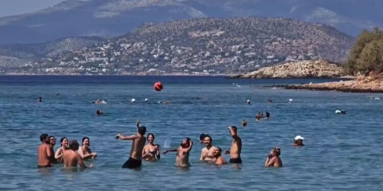 Στις παραλίες για τα «τελευταία μπάνια» οι Αθηναίοι με θερμοκρασίες Αυγούστου