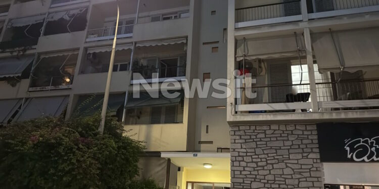 Πατήσια: «Δε μπόρεσα να καταλάβω γιατί δεν πήγαινε σε γιατρό», λέει ο πατέρας της 34χρονης που γέννησε μόνη της και πέθανε μαζί με το νεογνό