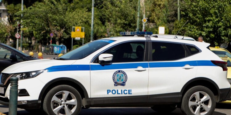 Τροχαίο στο Μαρκόπουλο: Ένας άνδρας ανασύρθηκε χωρίς τις αισθήσεις του όταν το αυτοκίνητό του έπεσε σε χαντάκι