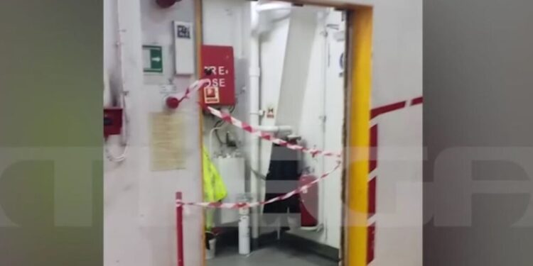 Η συρόμενη πόρτα στο γκαράζ που συνέθλιψε τον 20χρονο ναυτικό του Blue Star Chios