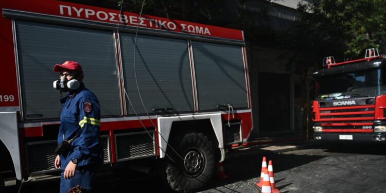 Φωτιά στη πλατεία Βάθης σε εγκαταλελειμμένο ξενοδοχείο – Απεγκλωβίστηκαν άστεγοι