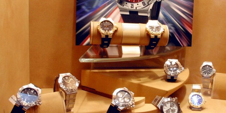 Στην «τσιμπίδα» της ΑΑΔΕ γνωστός τράπερ: Αγόραζε πολυτελή αυτοκίνητα και ρολόγια μέσω μη κερδοσκοπικής