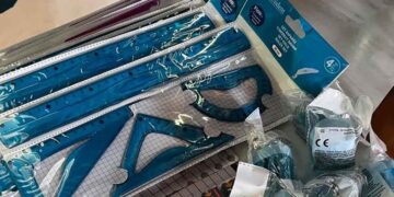 Ο Πρόεδρος της Κοινότητας Βαρετάδας πρόσφερε σχολικά είδη στα παιδιά