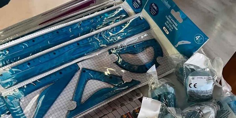 Ο Πρόεδρος της Κοινότητας Βαρετάδας πρόσφερε σχολικά είδη στα παιδιά