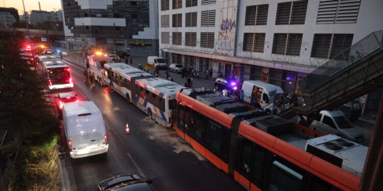 Πειραιάς: Ο οδηγός του λεωφορείου βρήκε λιπόθυμο τον συνάδελφό του στο τραμ – Οι λεπτομέρειες της σύγκρουσης των δύο οχημάτων