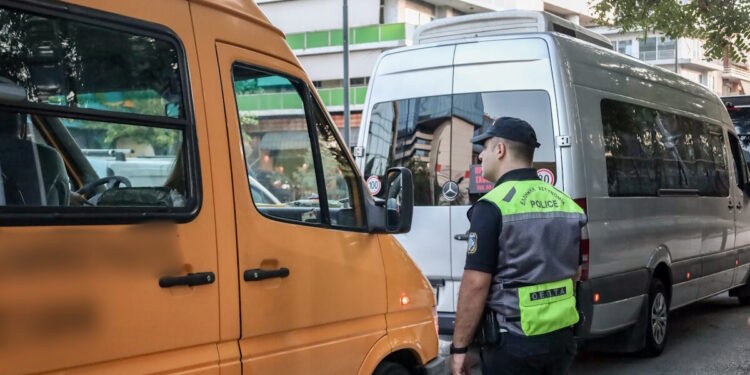 Μπλόκα και σαρωτικοί έλεγχοι στα σχολικά λεωφορεία της Αθήνας: Έπεσαν με το «καλημέρα» πρόστιμα εκατοντάδων ευρώ