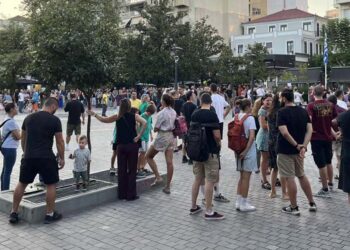 Αγρίνιο: Με συμμετοχή αρκετού κόσμου η συγκέντρωση για την τραγωδία στα Τέμπη (φωτο)