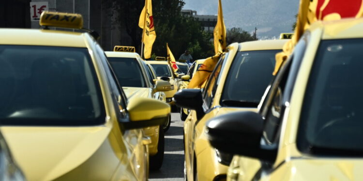 Χωρίς ταξί για 48 ώρες η Αθήνα – Ανεβάζουν χειρόφρενο από τις 6 το πρωί της Τρίτης