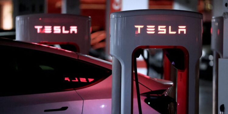 Η πτώση των πωλήσεων της Tesla συνεχίζεται στις περισσότερες αγορές του κόσμου