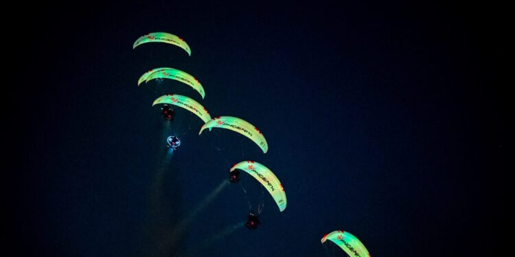 Athens Flying Week 2025: Το νυχτερινό σόου των Phoenix paramotors που έκλεψε τις εντυπώσεις και οι ριψοκίνδυνοι ελιγμοί αεροσκαφών