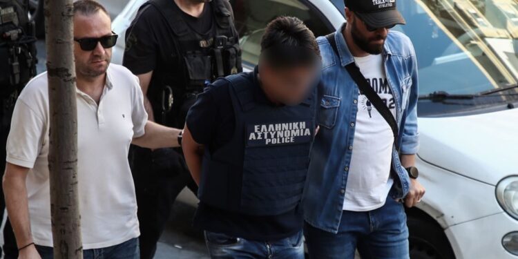 Θεσσαλονίκη: Στην ανακρίτρια ο 50χρονος που έπνιξε την αδελφή του με σακούλα – Στις 12:00 η κηδεία της 59χρονης