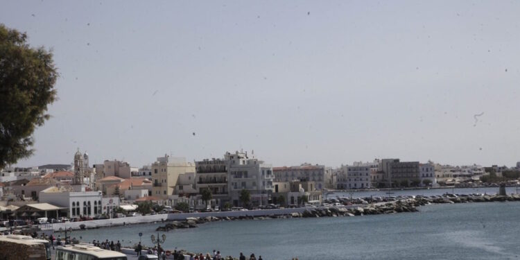 Τήνος: 42χρονος πατέρας χτύπησε το 4 ετών παιδί του μέσα στο λιμάνι του νησιού και συνελήφθη