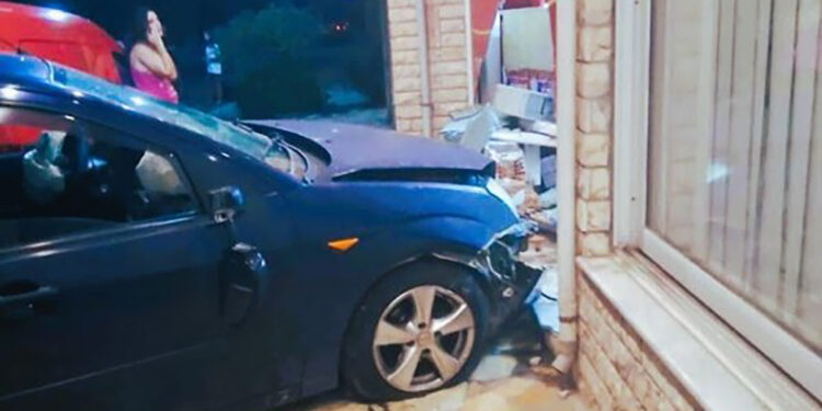 Μεσολόγγι: Αυτοκίνητο προσέκρουσε στην πρόσοψη των ΕΛΤΑ Courier προκαλώντας σοβαρές ζημιές