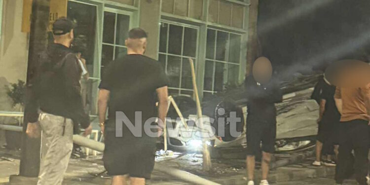 Τροχαίο στο Ίλιον: Αυτοκίνητο συγκρούστηκε με άλλο όχημα και προσγειώθηκε σε τζαμαρία καταστήματος