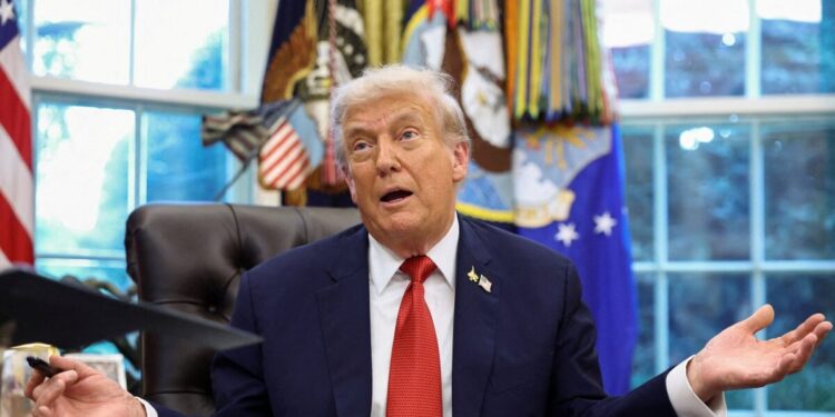 Δασμούς 10% στις εισαγωγές ξυλείας υπέγραψε ο Τραμπ