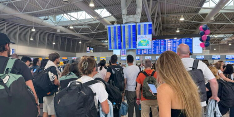 Παραμένουν οι καθυστερήσεις και οι ουρές στο Ελευθέριος Βενιζέλος – Άλυτο το πρόβλημα με τους ελεγκτές εναέριας κυκλοφορίας