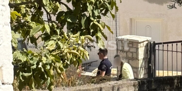Βοιωτία: Η στιγμή της σύλληψης της 62χρονης Διευθύντριας του ΚΕΠ που έθαψε τη μητέρα της για να παίρνει τη σύνταξη