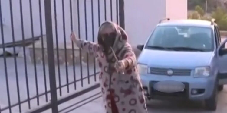 Βοιωτία: Σε αργία η 62χρονη υπάλληλος του ΚΕΠ που έθαψε την μητέρα της σε αυτοσχέδιο λάκκο – «Από το 2021 είχαμε να την δούμε»