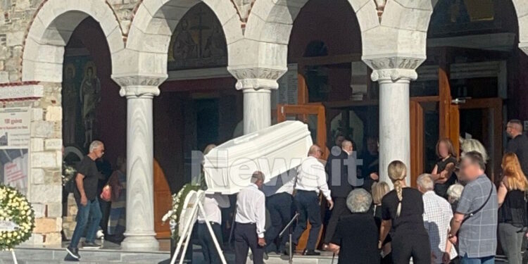 Βόλος: Βουβός θρήνος στην κηδεία του 20χρονου Ιάσωνα που έπεσε από την ταράτσα πολυκατοικίας – «Ήταν ένα ανόητο ατύχημα»