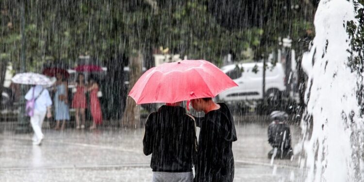 Καιρός: Προ των πυλών 24ωρη κακοκαιρία με πτώση της θερμοκρασίας και τόνους βροχής – Οι 7 περιοχές που θα πληγούν