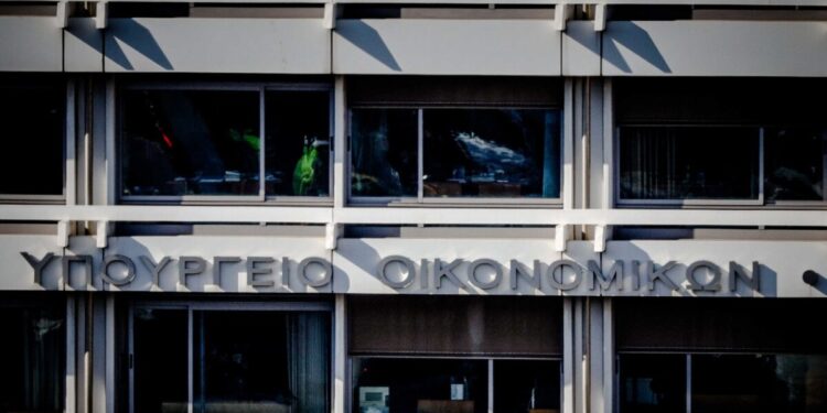 Ποιοι είναι οι 83 φόροι που έχει μειώσει η κυβέρνηση από το 2019 – Σε ποιες περιπτώσεις μειώθηκε ο ΦΠΑ