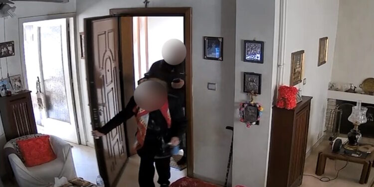 Βίντεο ντοκουμέντα από τη δράση 59χρονου που «ξάφριζε» σπίτια ηλικιωμένων: Κλείδωσε ένοικο στο μπαλκόνι για να κλέβει ανενόχλητος