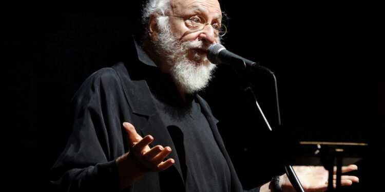 Διονύσης Σαββόπουλος: Η ανακοίνωση της οικογένειας – «Ο πολυαγαπημένος μας σύζυγος, πατέρας, παππούς και τραγουδοποιός έφυγε»