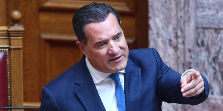 Ο Άδωνις Γεωργιάδης το παραδέχτηκε με αυτοπεποίθηση και χιούμορ: «Και μαλλιά έβαλα και μπότοξ έκανα, βάζω και κρέμες»