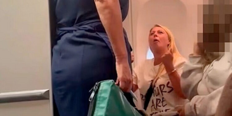 Ηράκλειο: Βίντεο ντοκουμέντο με τη μεθυσμένη Βρετανίδα που προκάλεσε αναγκαστική προσγείωση αεροπλάνου