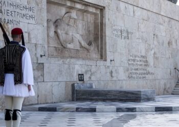 Κυβερνητικές πηγές για Δούκα: Το υπουργείο Εθνικής Άμυνας θα πράξει ό,τι απαιτείται για να μην επιτρέψει την υποβάθμιση του Αγνώστου Στρατιώτη