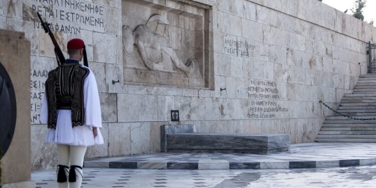 Κυβερνητικές πηγές για Δούκα: Το υπουργείο Εθνικής Άμυνας θα πράξει ό,τι απαιτείται για να μην επιτρέψει την υποβάθμιση του Αγνώστου Στρατιώτη