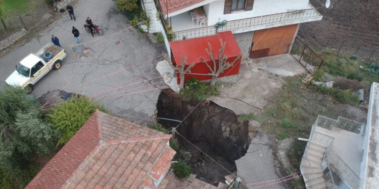 Αιτωλοακαρνανία: Εντυπωσιακές εικόνες από τον κρατήρα που έγινε λόγω καθίζησης του εδάφους – Έχει βάθος 7 μέτρα