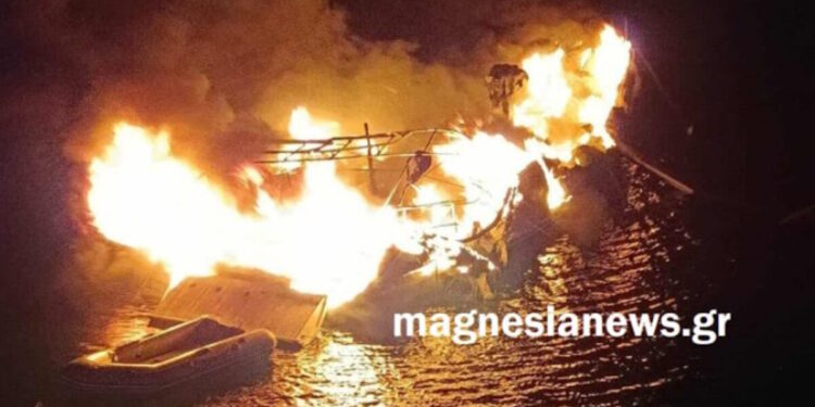 Φωτιά σε ιστιοφόρο στην Αλόννησο – Διασώθηκαν οι 4 επιβαίνοντες, βίντεο με το φλεγόμενο σκάφος