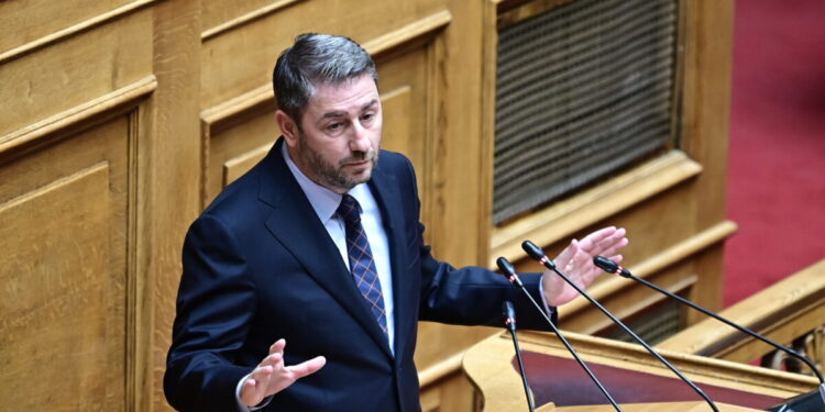 «Μετωπική» ετοιμάζει το ΠΑΣΟΚ στη Βουλή για το μνημείο του Αγνώστου Στρατιώτη