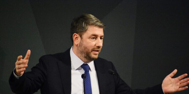 «Πονοκέφαλο» στο ΠΑΣΟΚ προκαλούν οι δημοσκοπήσεις και το κόμμα Τσίπρα: «Είναι μια “φούσκα”»