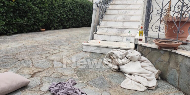 Άνοιξη: Σκηνές τρόμου στο σπίτι της 4 μελούς οικογένειας που δέχθηκε επίθεση – «Θα μας σκότωναν έτοιμοι ήταν», λέει ο ενοικιαστής