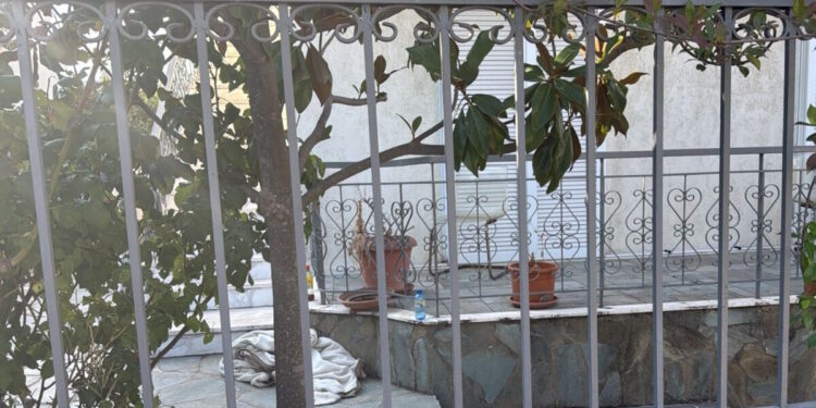 Άνοιξη: Ο ιδιοκτήτης του σπιτιού ξυλοκόπησε όλη την οικογένεια επειδή του χρωστούσαν τα νοίκια – Έσπασε το πόδι 74χρονης