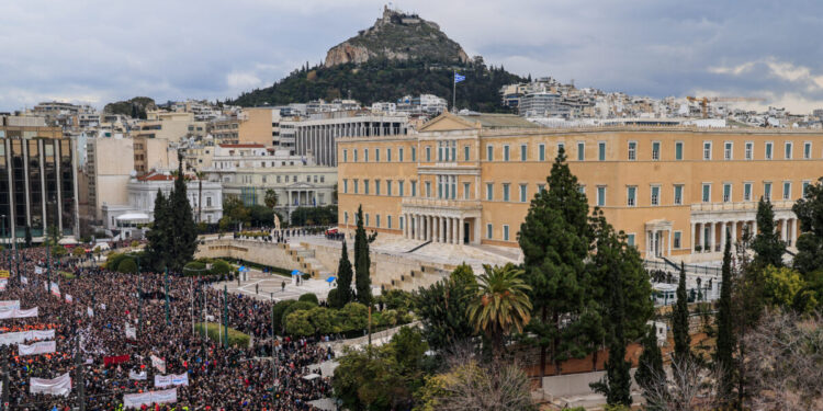 Απεργία 1η Οκτωβρίου: Στους δρόμους οι εργαζόμενοι, συγκεντρώσεις στο κέντρο της Αθήνας – Πώς θα κινηθούν μετρό, τραμ, λεωφορεία