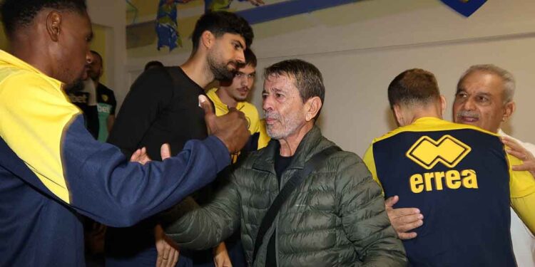 Παναιτωλικός: Συγκίνηση στον αποχαιρετισμό του Γιάννη Πετράκη προς τους παίκτες (φωτο & video)