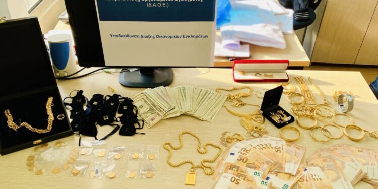 Κύκλωμα «έγδυνε» τον ΕΦΚΑ μέσω εταιρειών παραγωγής ρούχων: Πάνω από 2 εκατ. ευρώ η ζημιά – 6 συλλήψεις